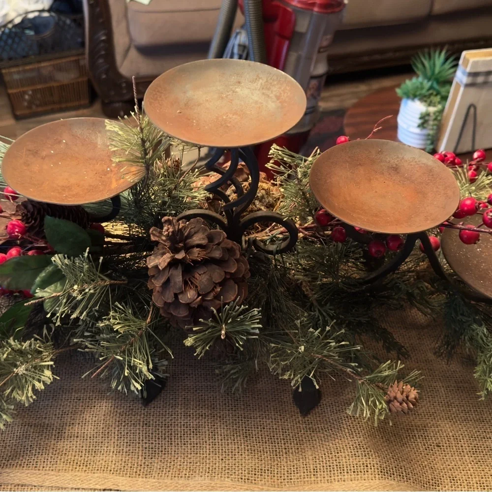 🌺𝐍𝐄𝐖-𝐑𝐮𝐬𝐭𝐢𝐜 𝐦𝐞𝐭𝐚𝐥/𝐢𝐫𝐨𝐧 Festive 𝟓 Candle Holder with Pinecones and Berries